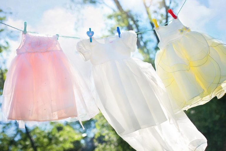 Home Kind in unieke kinderkleding met opvallende kleur en print die persoonlijkheid en individualiteit uitdrukt.