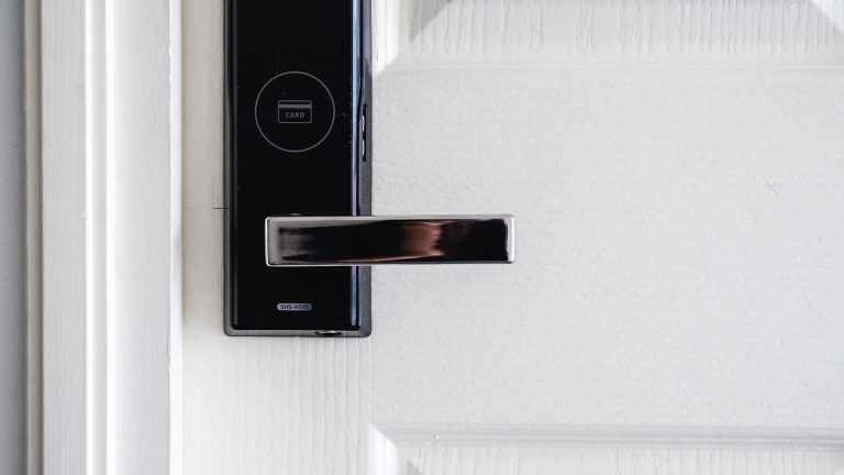Home Moderne slimme en stijlvolle woonomgeving met geïntegreerde verlichting en schakelmateriaal